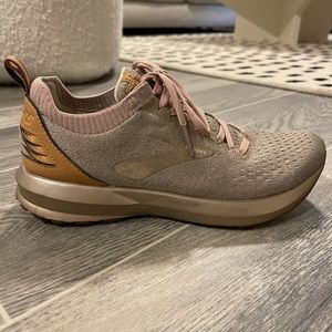 Brooks sneakers. Light pink color. Size 8.5